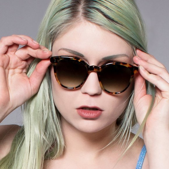 Toms - Aaryn Sunglasses in Blonde Tortoise/Olive Gradient